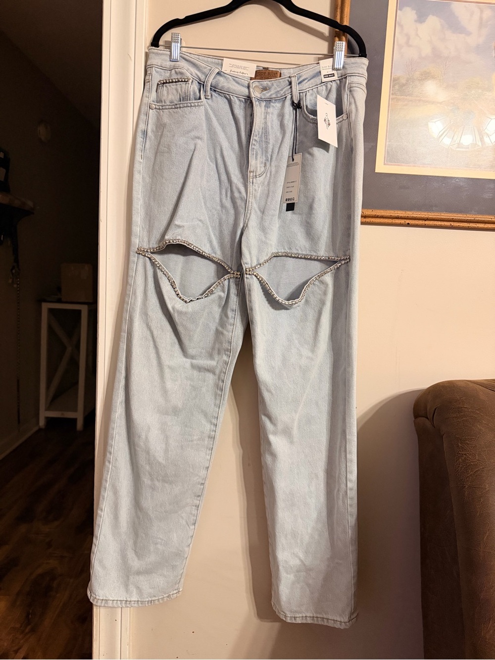Light Wash Women’s Jeans with Distinctive Cut-Outs